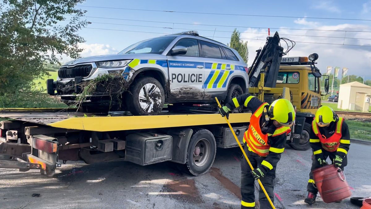Policejní kodiaq se na Opavsku srazil s fordem a skončil v příkopu